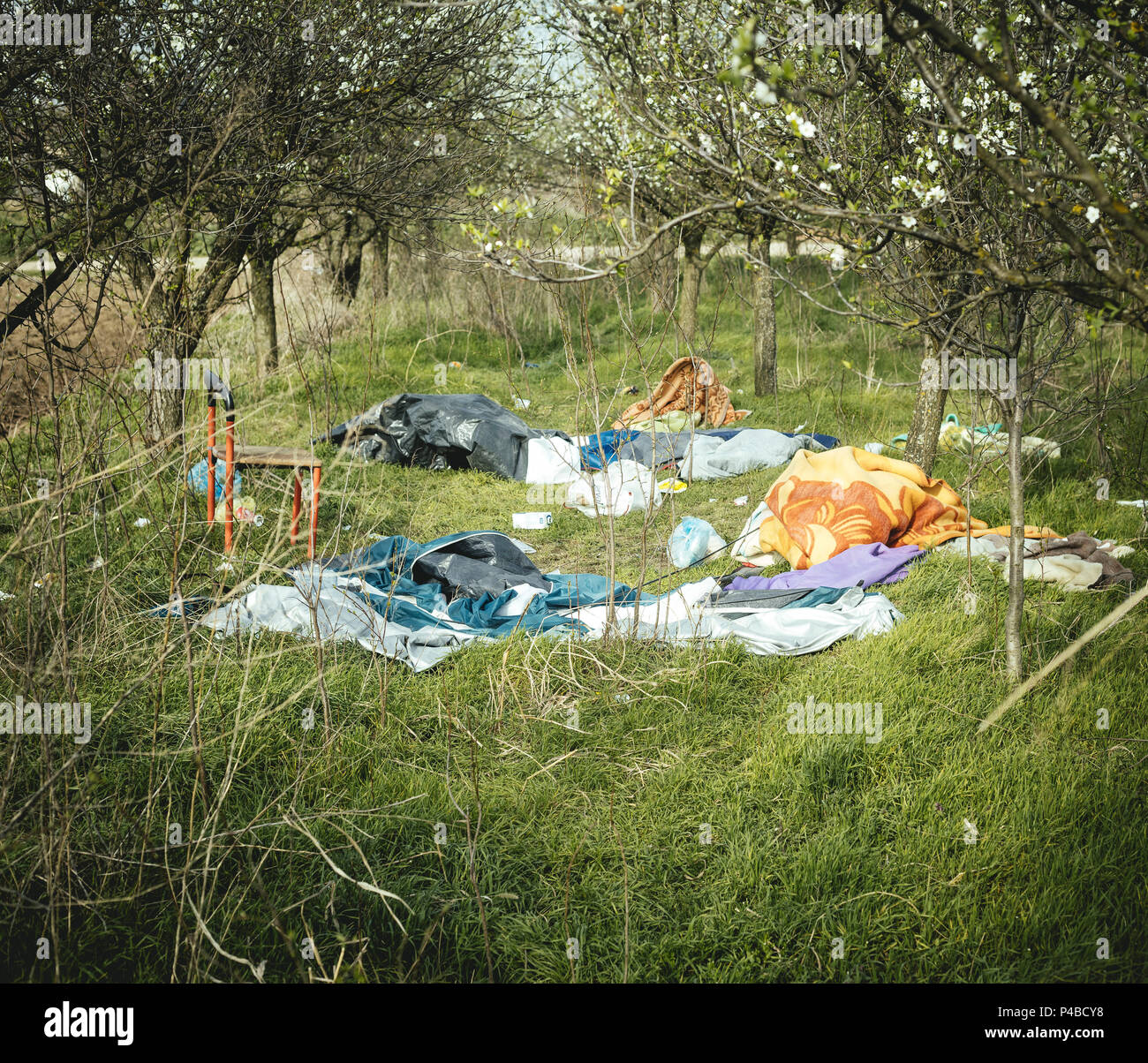 Flüchtlingslager von Sid an der Grenze zwischen Serbien und Kroatien. An die Grenze zu Ungarn nicht mehr eine Alternative ist, mehr und mehr Flüchtlinge versuchen, die Grenze zu Kroatien zu überqueren. Den Weg zur Grenze, 4 km entfernt vom Camp. Jede Nacht Leute versuchen, in die EU zu überqueren. Stockfoto