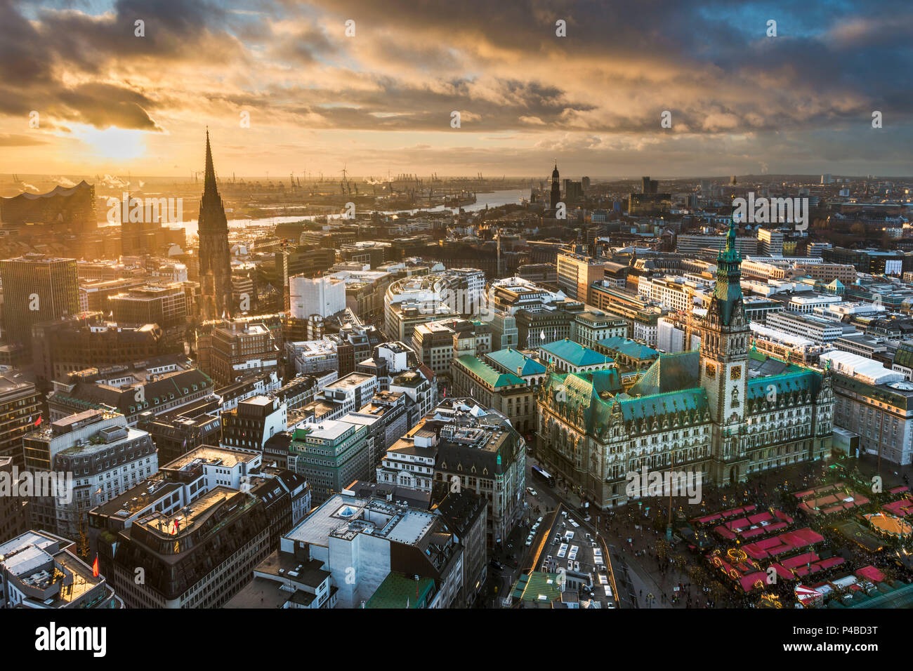 Blick auf die Skyline von Hamburg, Deutschland Stockfoto