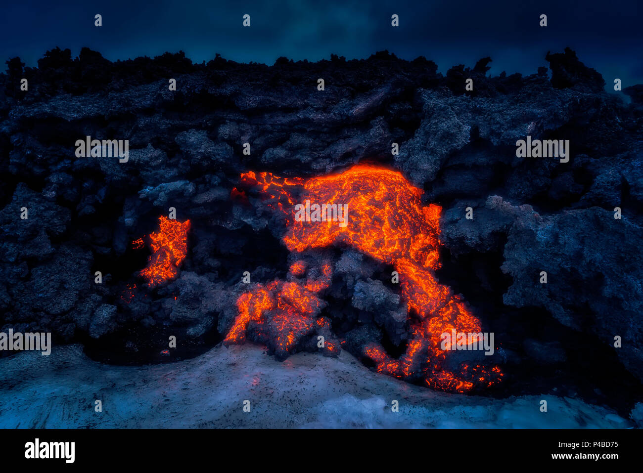 Glühende Lava aus dem Ausbruch an der Holuhraun Riss, in der Nähe des Bardarbunga Vulkan, Island. August 29, 2014, ein Riss Eruption in Holuhraun am nördlichen Ende der Magma Intrusion, welche nach Norden verschoben hatte, von der Bardarbunga Vulkan gestartet. September 2, 2014 Stockfoto