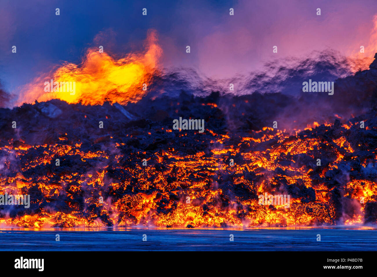 Glühende Lava aus dem Ausbruch an der Holuhraun Riss, in der Nähe des Bardarbunga Vulkan, Island. Eine Nahaufnahme Nacht Blick auf den Lavafluss. Wärme aus der Lava verzerrt den Blick auf die Brunnen in der Ferne. August 29, 2014, ein Riss Eruption in Holuhraun am nördlichen Ende der Magma eindringen, das nach Norden gezogen hatte begonnen, von der Bardarbunga Vulkan. Ist ein stratovulkan Bardarbunga unter dem Vatnajökull, Islands größten Gletscher entfernt. Bild Datum - September 2, 2014 Stockfoto