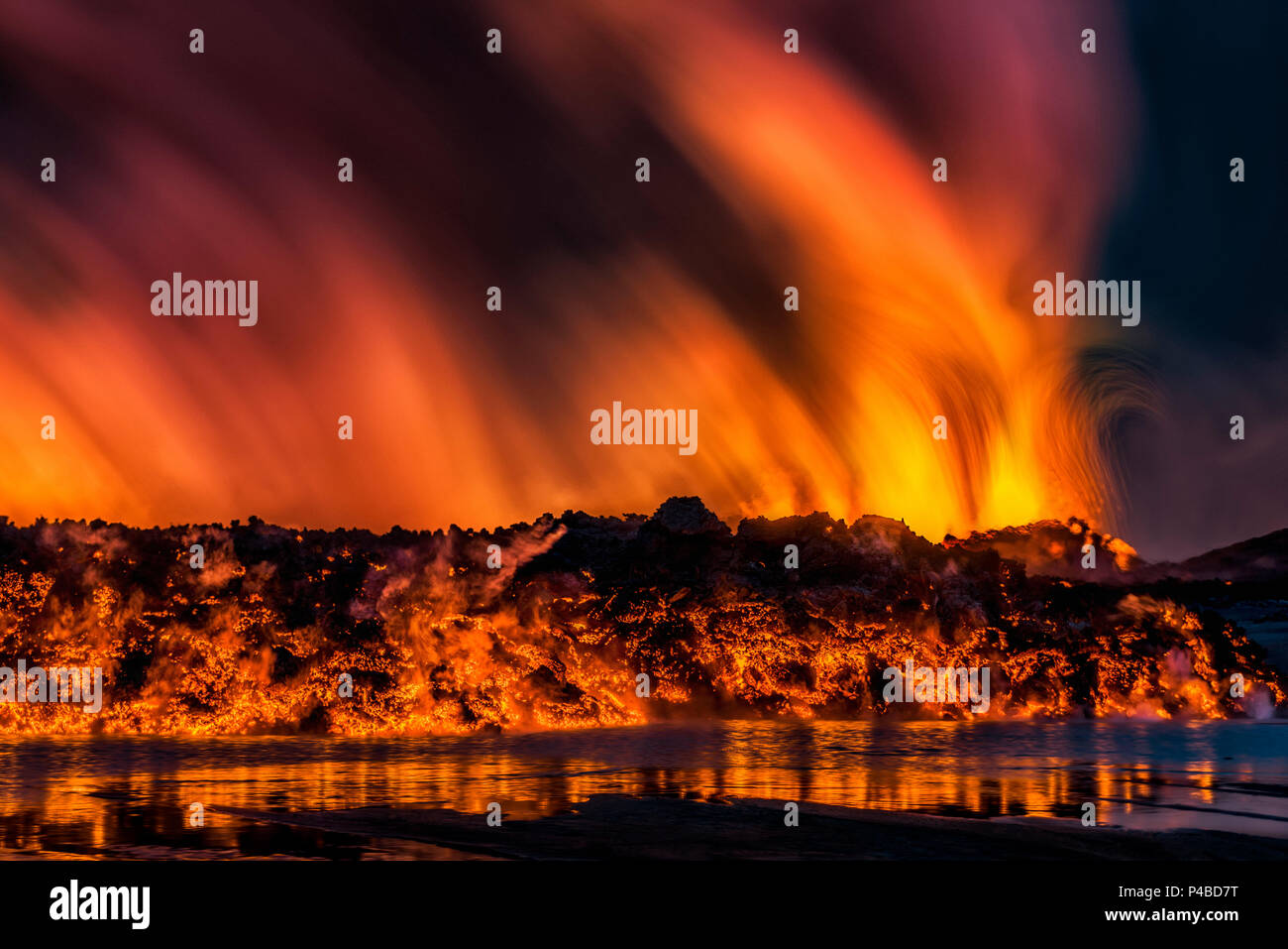 August 29, 2014, ein Riss Eruption in Holuhraun am nördlichen Ende der Magma Intrusion, welche nach Norden verschoben hatte, von der Bardarbunga Vulkan gestartet. Ist ein stratovulkan Bardarbunga unter dem Vatnajökull, Islands größten Gletscher entfernt. Bild Datum - September 2, 2014 Stockfoto