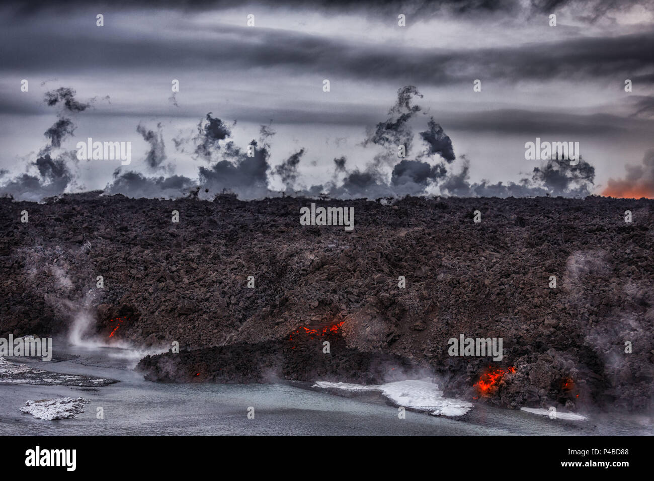Luftaufnahme von Lava und Dampf. August 29, 2014 ein Riss Eruption in Holuhraun am nördlichen Ende der Magma Intrusion, welche nach Norden verschoben hatte, von der Bardarbunga Vulkan gestartet. Ist ein stratovulkan Bardarbunga unter dem Vatnajökull, Islands größten Gletscher entfernt. Bild Datum: 30.Oktober 2014 Stockfoto