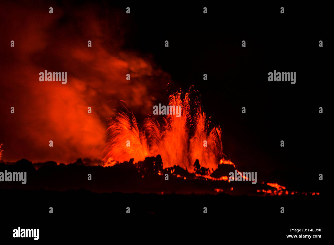 Lava in der Nacht, Eruption am Holuhraun Riss, in der Nähe des Bardarbunga Vulkan, Island. August 29, 2014 ein Riss Eruption in Holuhraun am nördlichen Ende der Magma Intrusion, welche nach Norden verschoben hatte, von der Bardarbunga Vulkan gestartet. Bild Date-Sept. 2, 2014 Stockfoto