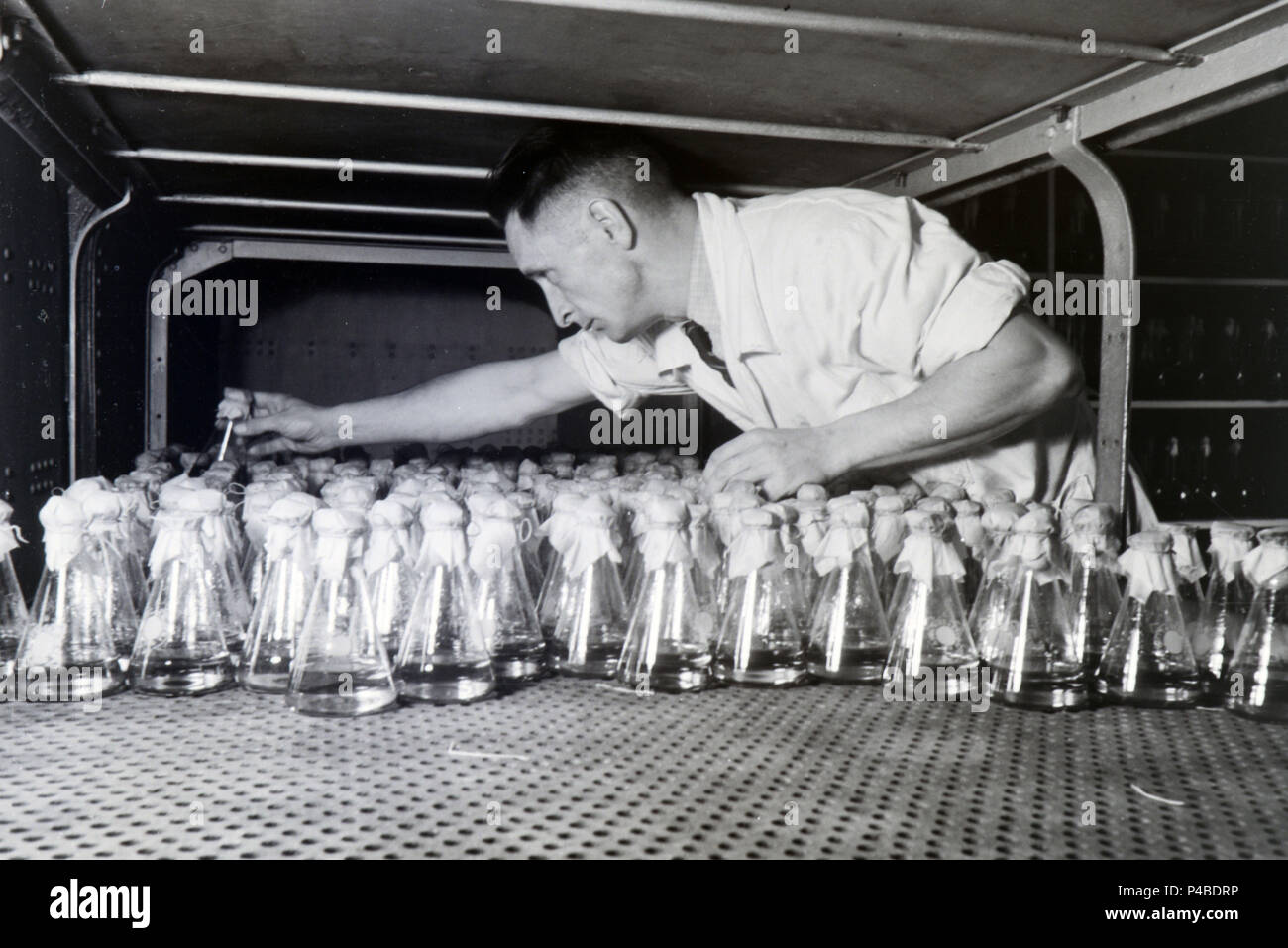 Eine Lab Assistant ist die Flasche Medizin Proben in ein Labor der Behringwerke, Marburg, Deutschland 1930. Stockfoto