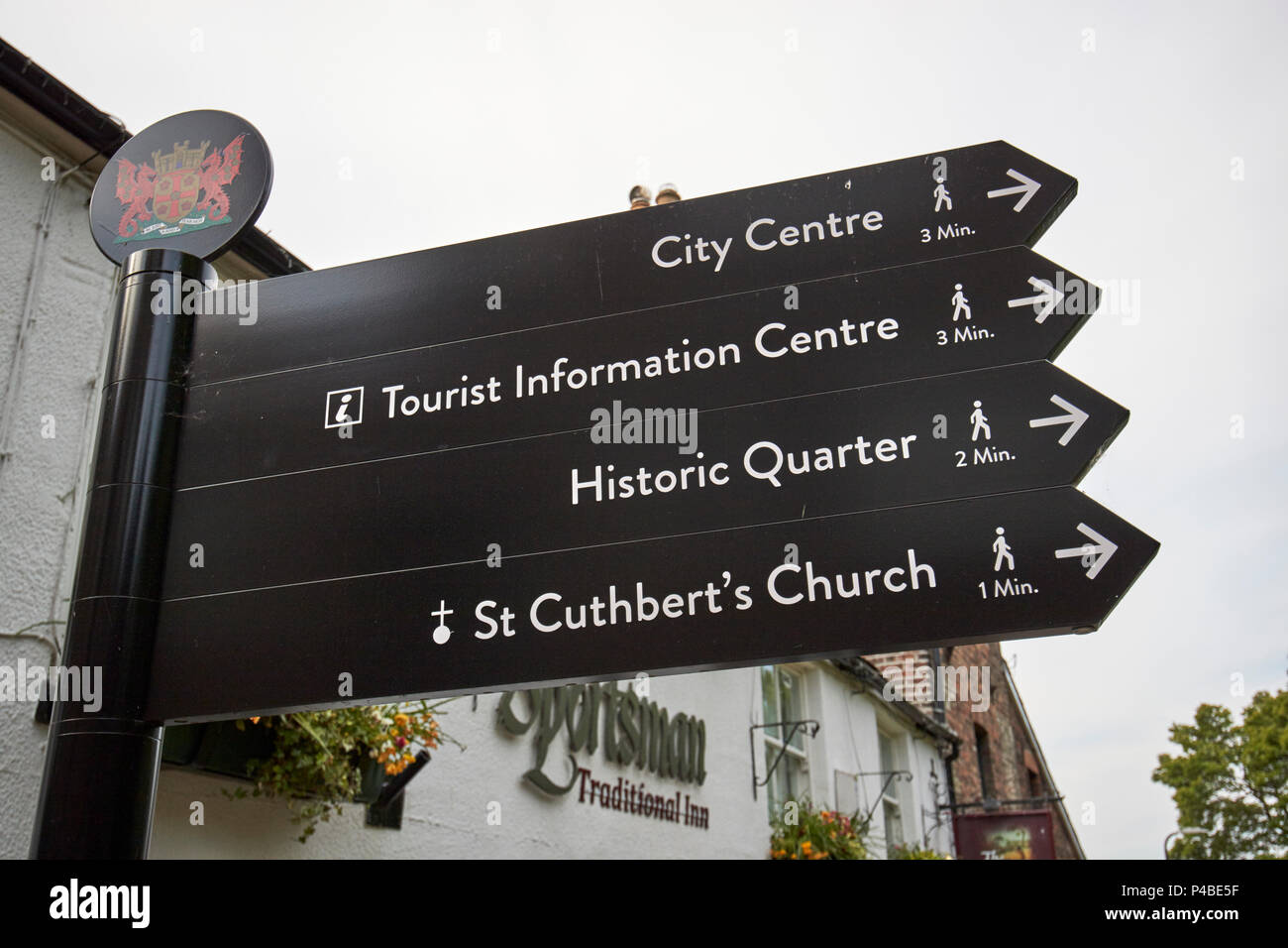 Touristische Informationen Zeichen und Wege zu Orten in der historischen Altstadt Carlisle Cumbria England Großbritannien Stockfoto