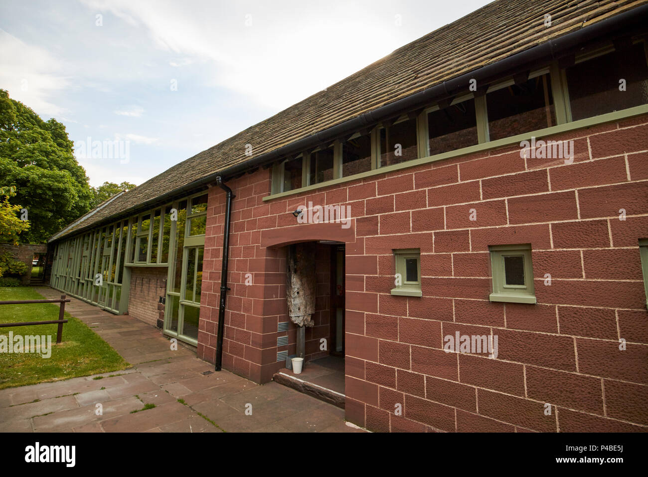 Die sanierten Zehntscheune und der Sakristei von St. Cuthberts Kirche Carlisle Cumbria England Großbritannien Stockfoto