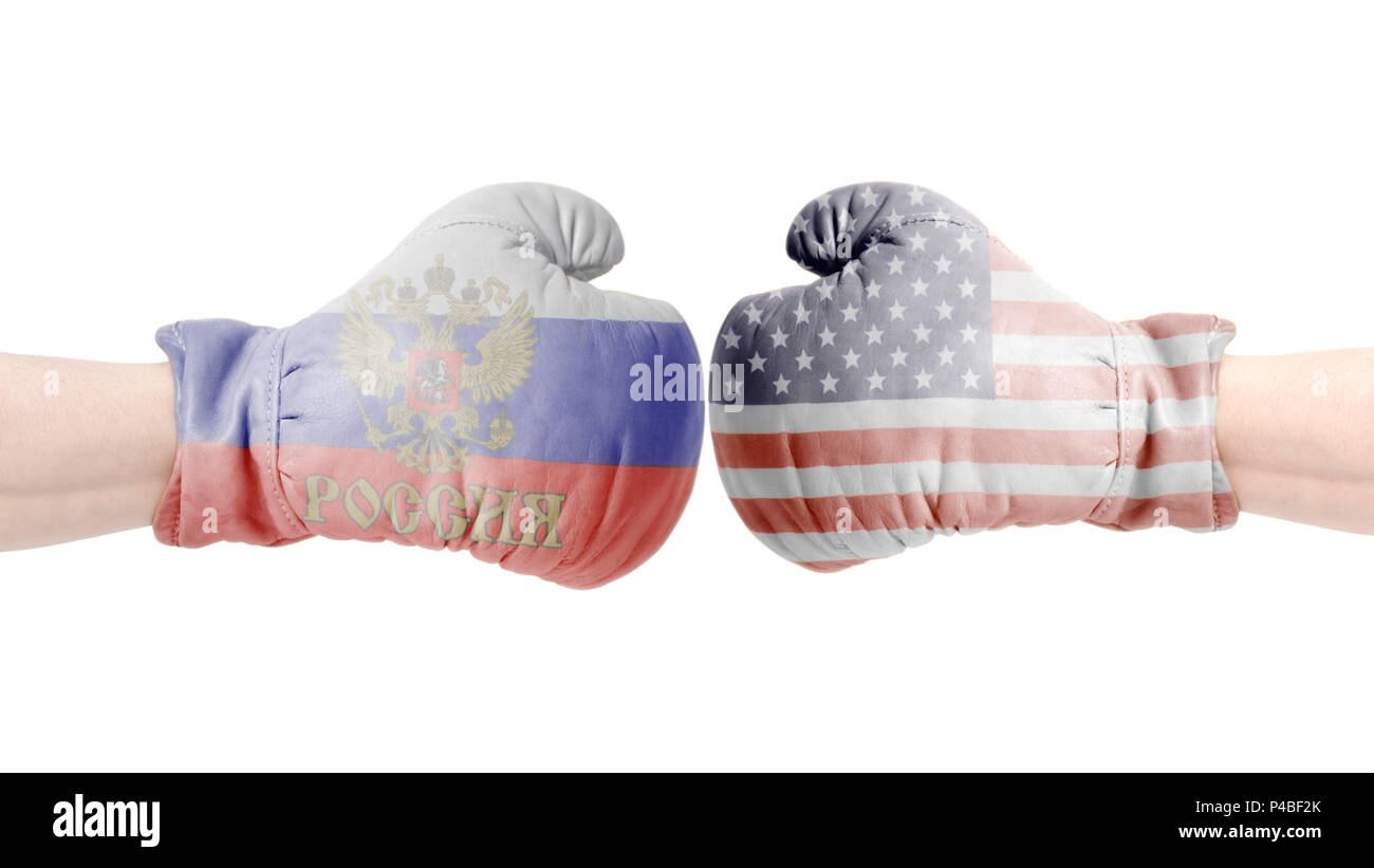 Boxhandschuhe mit USA und Russische Flagge. USA vs Russland Konzept.. auf weißem Hintergrund Stockfoto