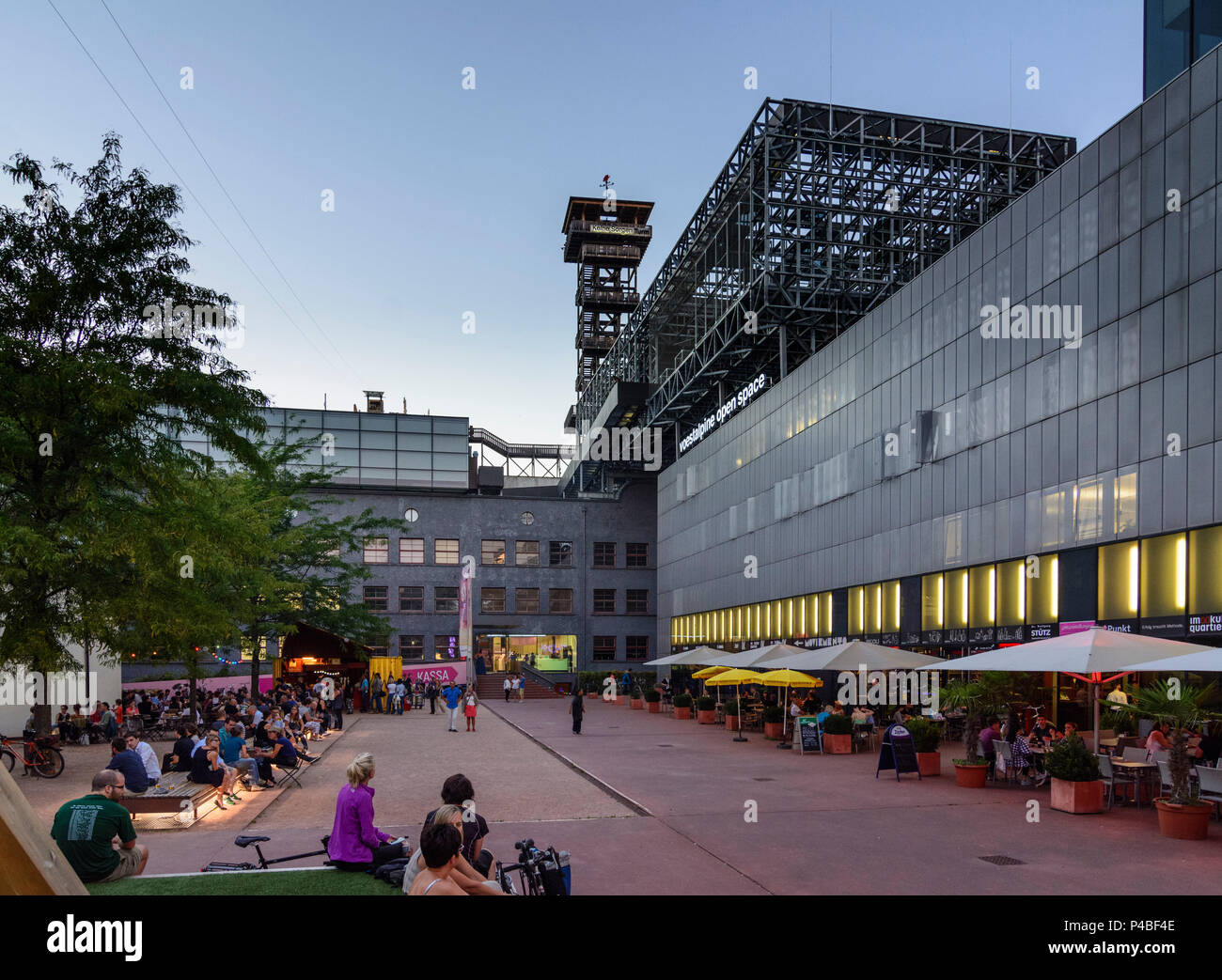 Linz, OÖ Kulturquartier mit Ausstellung "Höhenrausch 2016", hölzernen Aussichtsturm, der Donau, Oberösterreich, Oberösterreich, Österreich Stockfoto