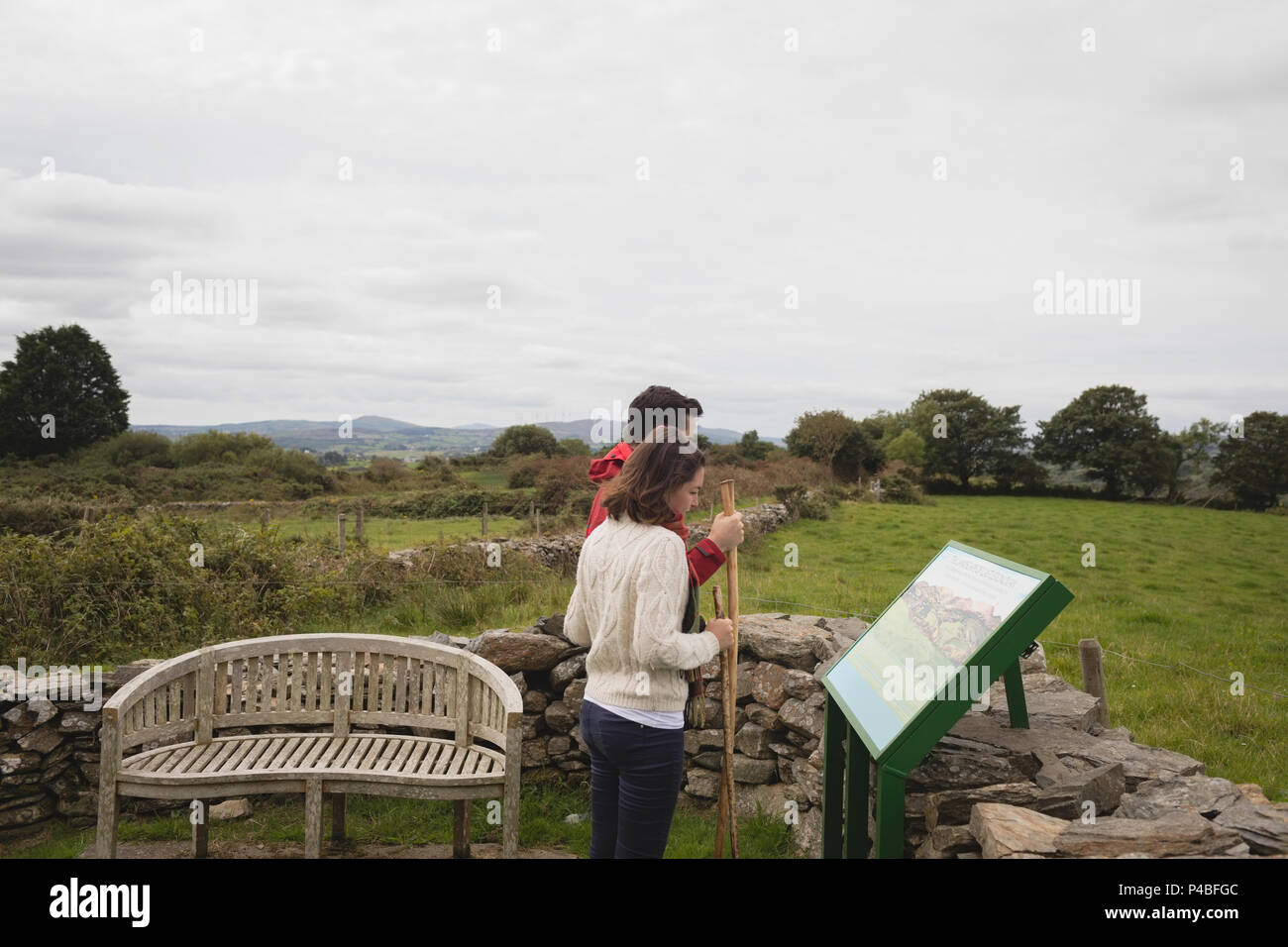 Paar auf die Malerei, im Feld Stockfoto