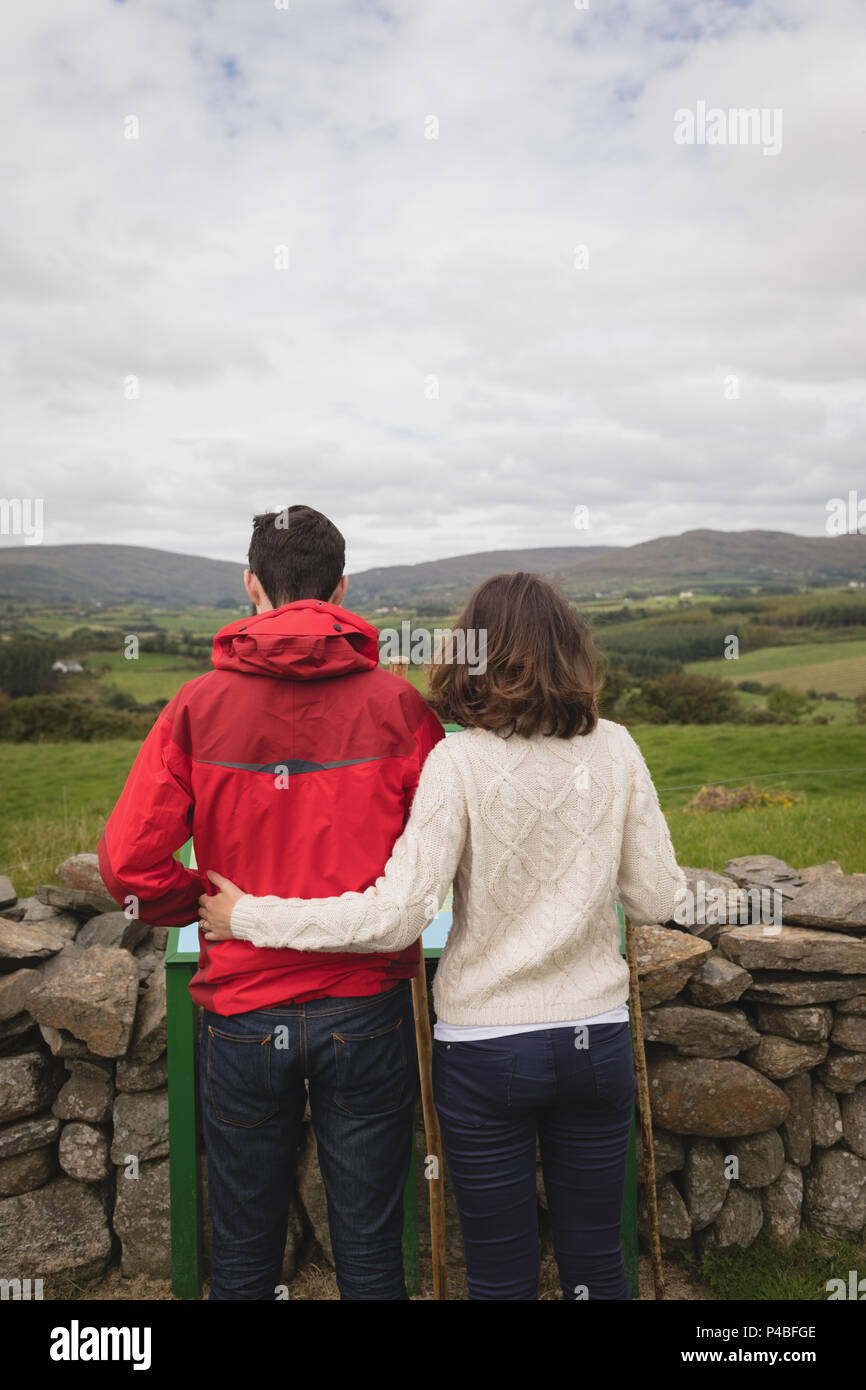 Zärtlich Paar in Aussicht suchen Stockfoto