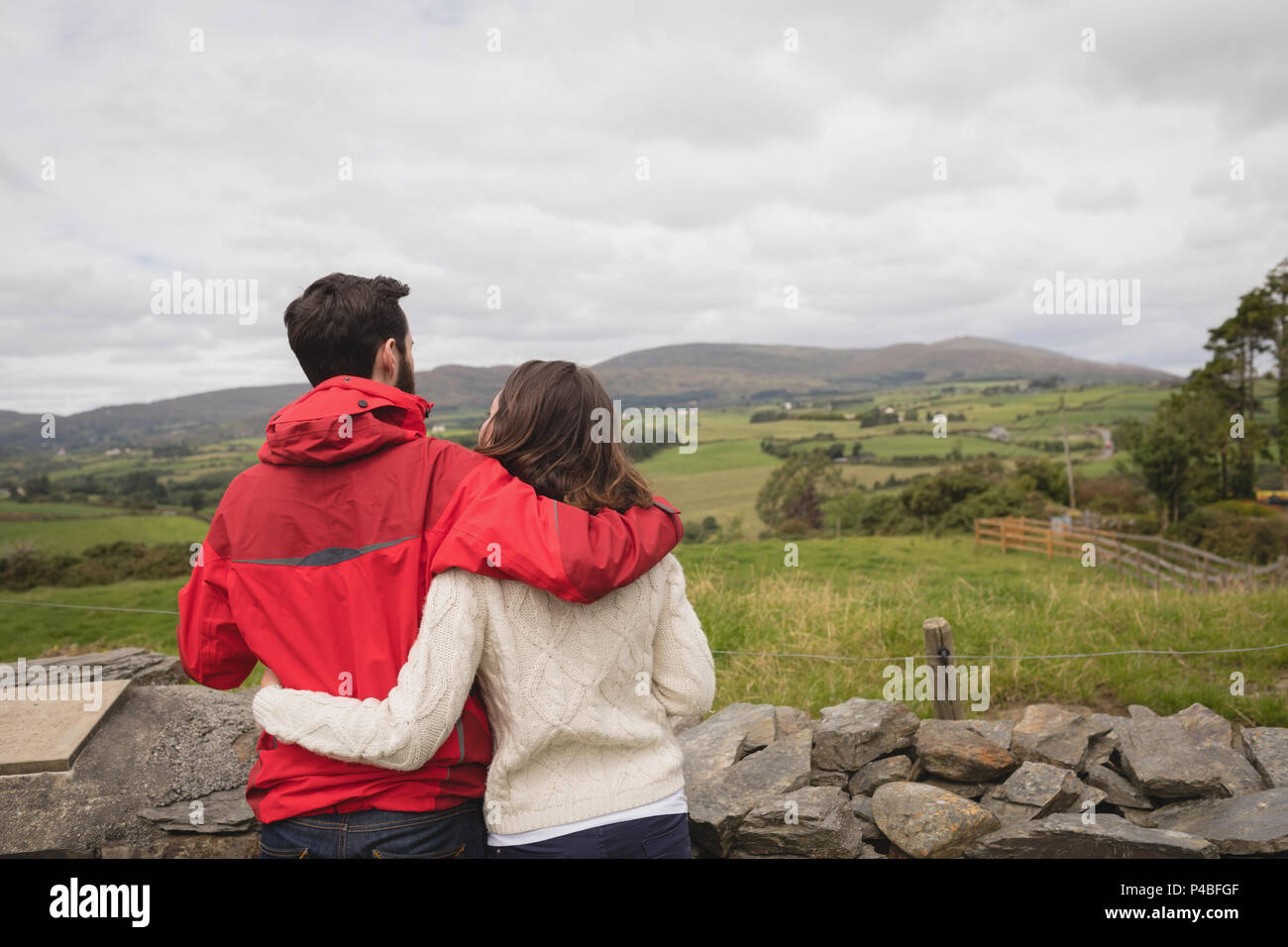 Zärtlich Paar in Aussicht suchen Stockfoto