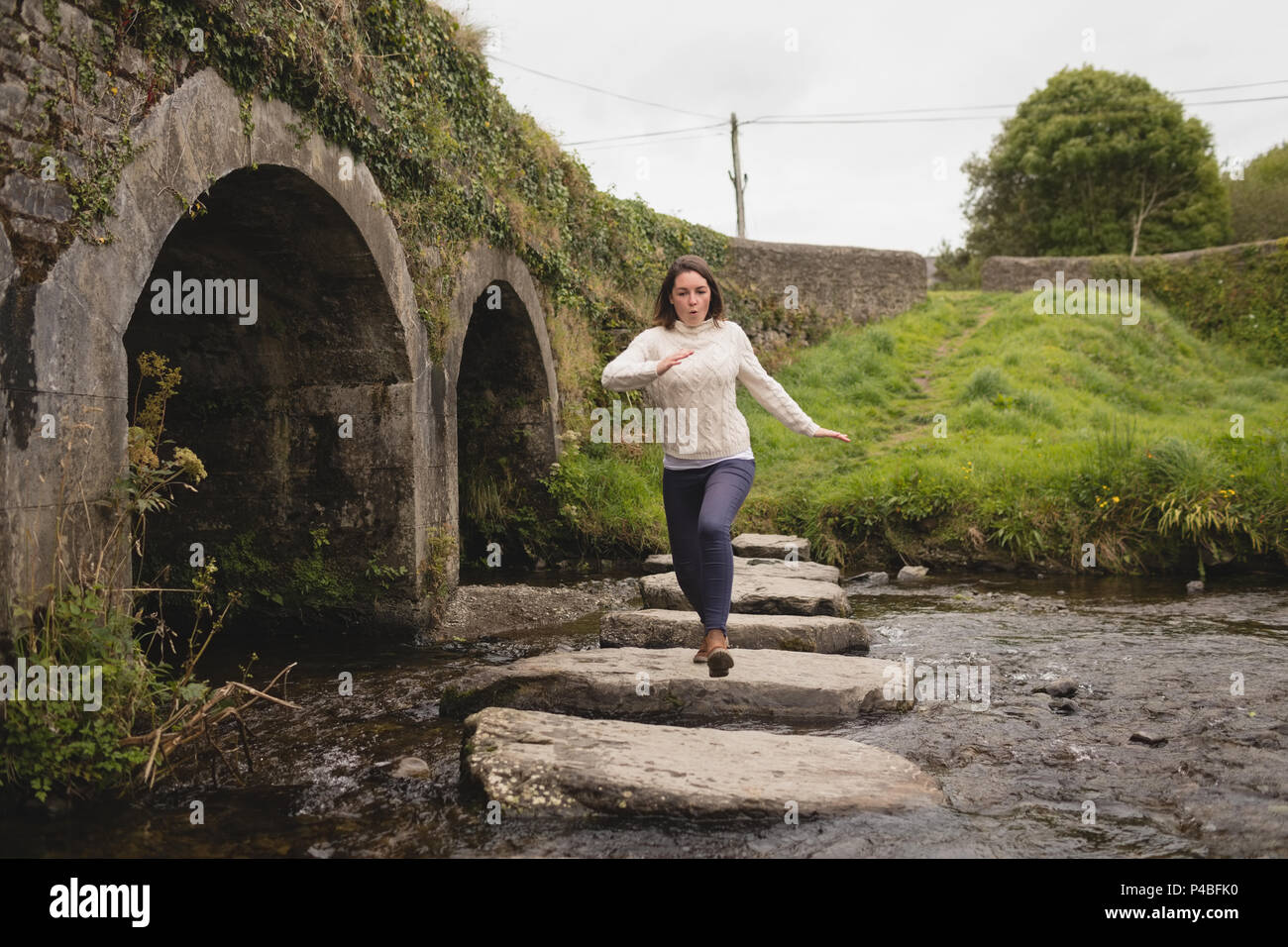 Frau, die auf den Stein weg Stockfoto