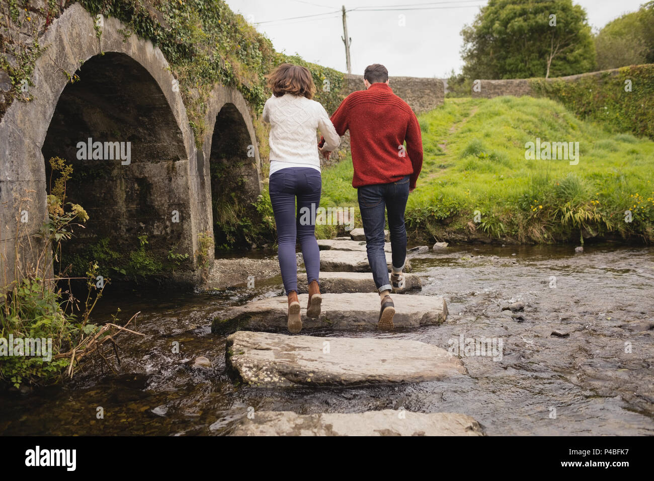 Paar, dass auf den Stein weg Stockfoto
