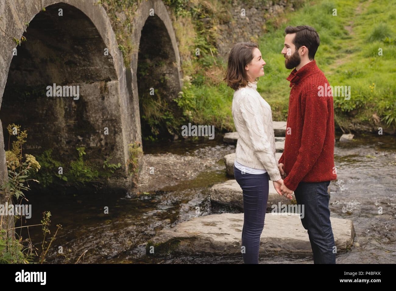 Zärtlich Paar steht auf Rock Stockfoto