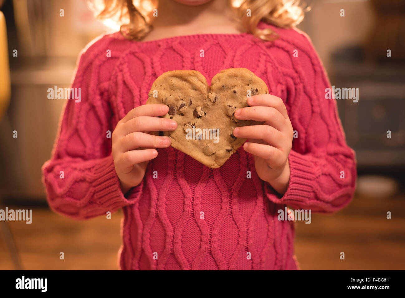 Mädchen, dass Wärme Form süße Speisen zu Hause Stockfoto