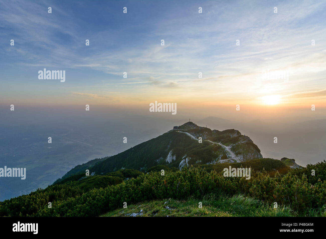 untersberg-ansicht-von-gipfel-zu-gipfel-salzburger-hochthron-geiereck-mit-kreuz-und-salzburg-stadt-flachgau-salzburg-osterreich-p4bgkm.jpg