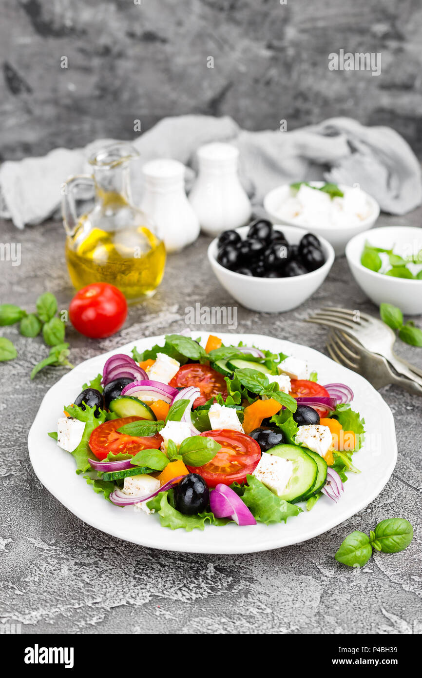 Griechischer Salat. Frisches Gemüse Salat mit Tomaten, Zwiebeln, Gurken ...