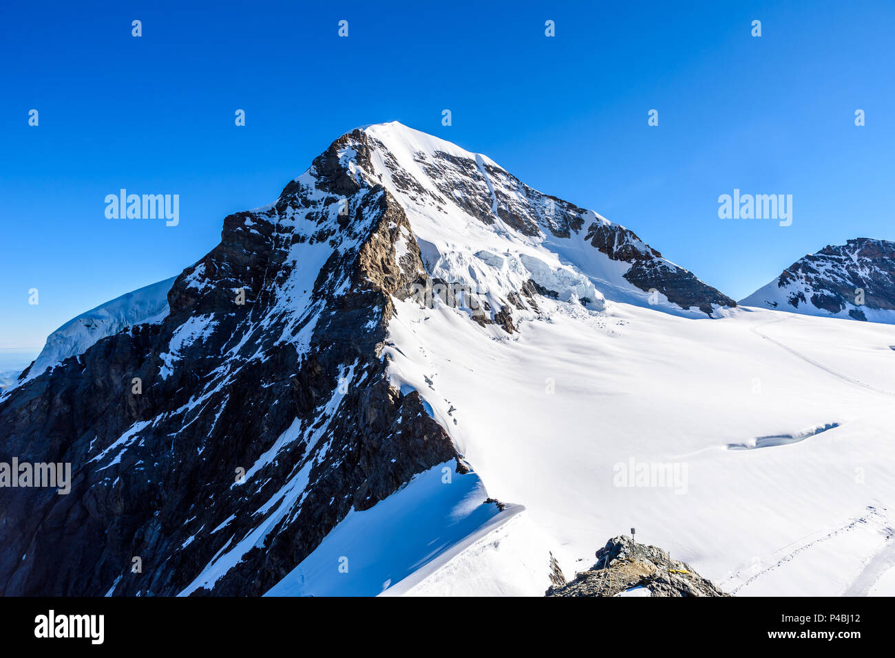 Mönch Berg mit Blick auf die Berge Mönch im Berner Oberland in der Schweiz - Reiseziel in Europa Stockfoto