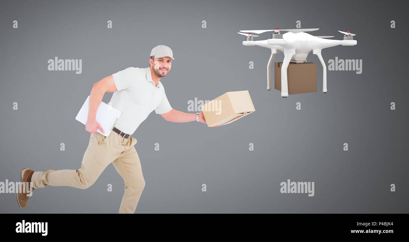Mann laufen mit Lieferung Paket und Drone Stockfoto