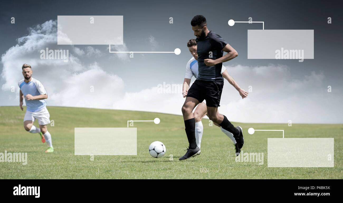Leere Infografik Panels und Fußballer auf Gras mit Sky Stockfoto