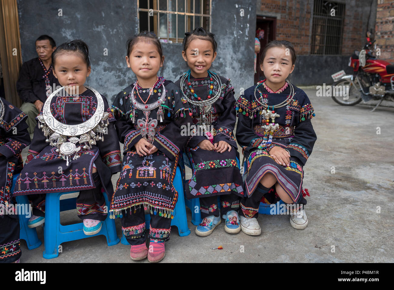 Junge Mädchen in schweren silbernen Ketten gekleidet, Yao, die ethnischen Minderheiten angehören, Dorf, Maolan Lu, Libo, Provinz Guizhou, China Stockfoto