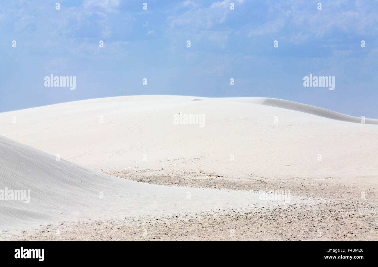 Weißen Sanddünen mit Wind geformte Wellen auf einen Tag mit blauem Himmel und Wolken Stockfoto