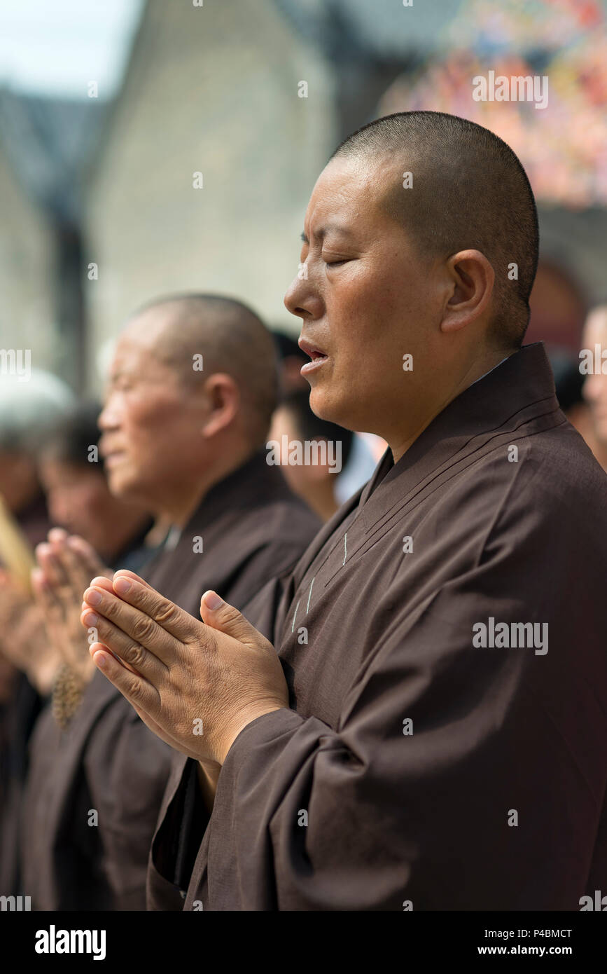 Buddhistische Nonnen beten für die jüngsten Opfer von Erdbeben außerhalb Tempel, Zibo, Provinz Shandong, China Stockfoto