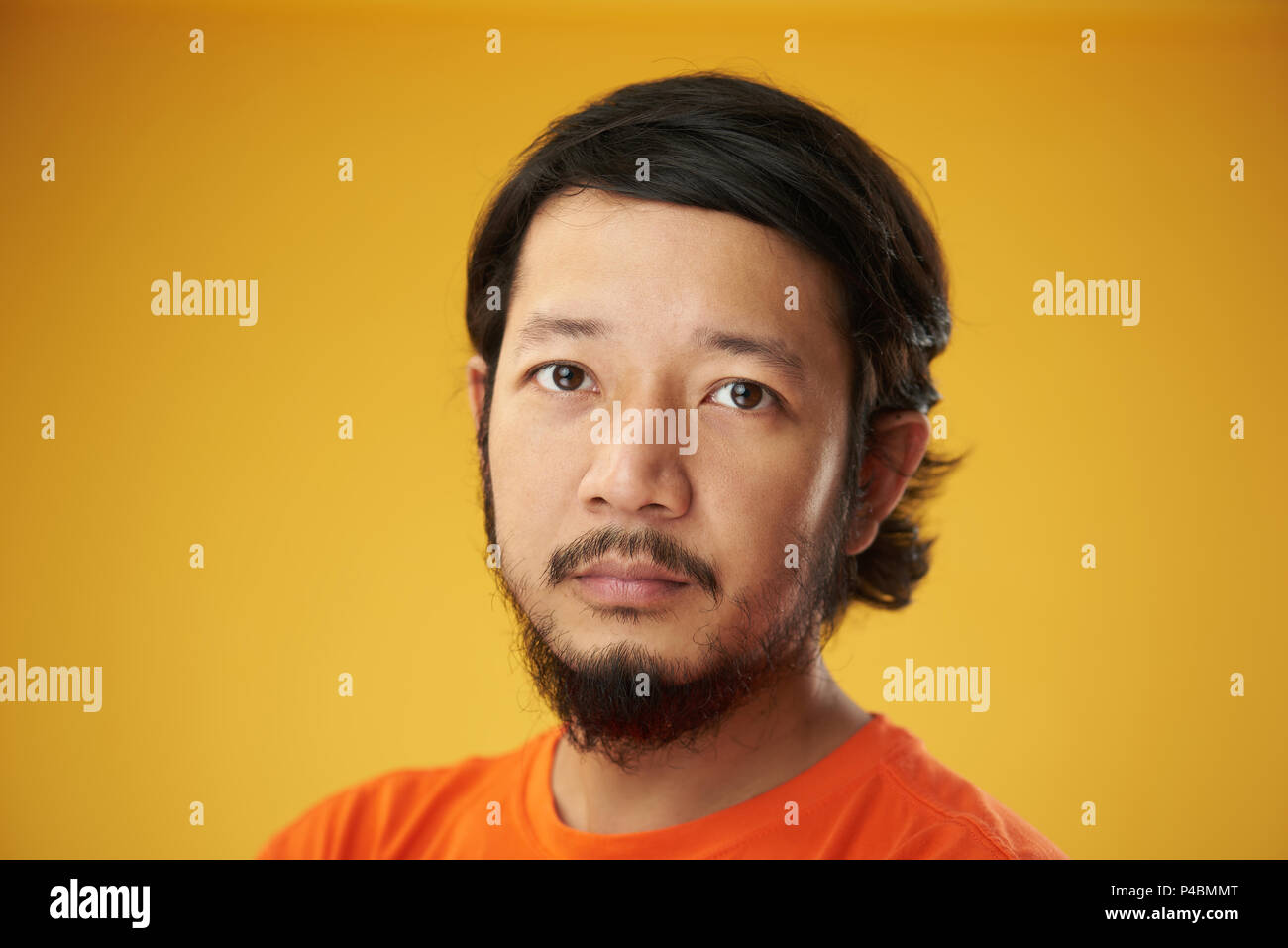 Porträt Porträt der asiatischen jungen Mann auf gelbem Hintergrund Stockfoto