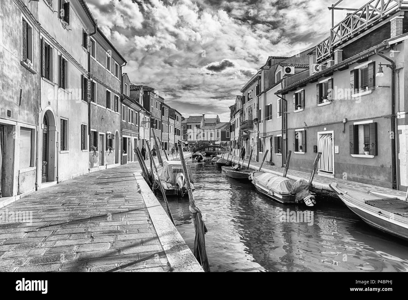 Malerische Häuser entlang dem Kanal auf der Insel Burano, Venedig, Italien. Die Insel ist eine beliebte Attraktion für Touristen wegen seiner malerischen Architekt Stockfoto