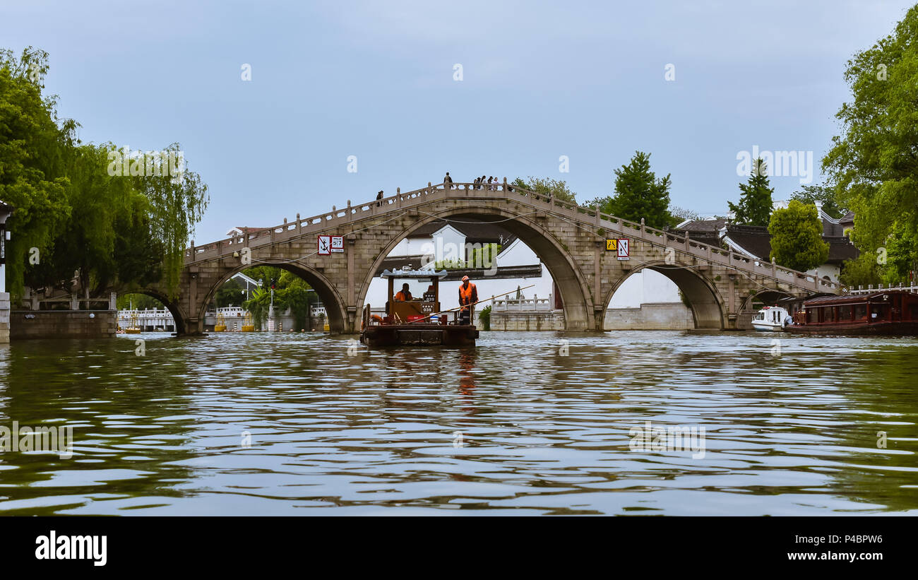 Wuxi, Jiangsu/China - Jan. 21, 2018: Touristische Blick während der Grand Canal kreuzen in Wuxi, Jiangsu, China Stockfoto