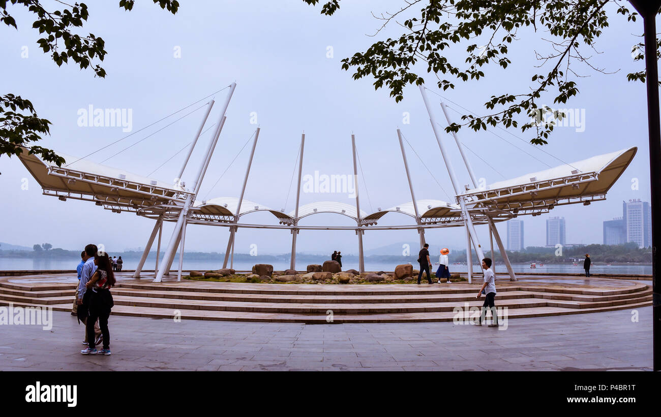 Wuxi, Jiangsu/China - Jan. 22, 2018: Blick in Richtung Lihu See an einem bewölkten Tag. Stockfoto