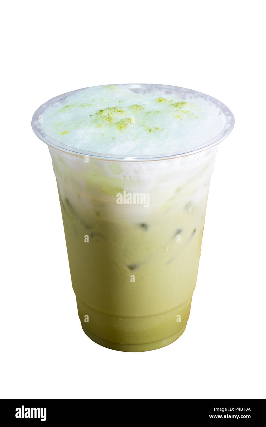 Grüner Tee Eistee frappe im Takeaway Cup auf weißem Hintergrund. Stockfoto