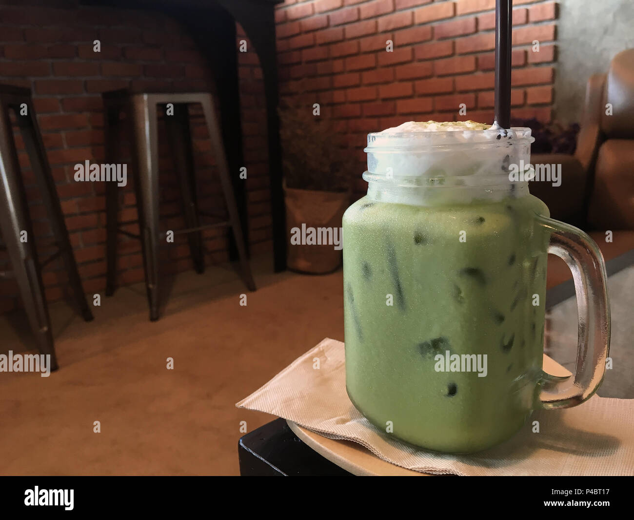 Grüner Tee Eistee frappe in Bäckerei Vintage Style. Stockfoto