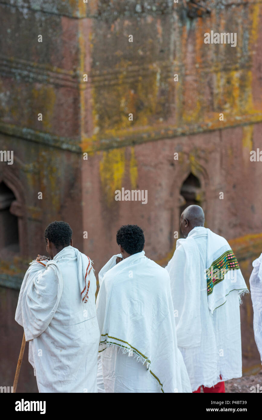 Männer beten während der Dämmerung auf St. George's Day und die Kirche von Saint George. Stockfoto