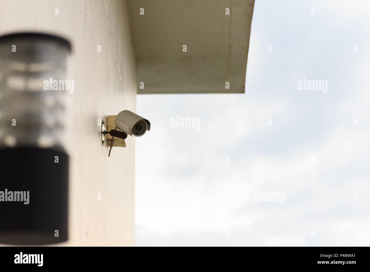 Den CCTV-Kamera an der Wand outdoor. Stockfoto