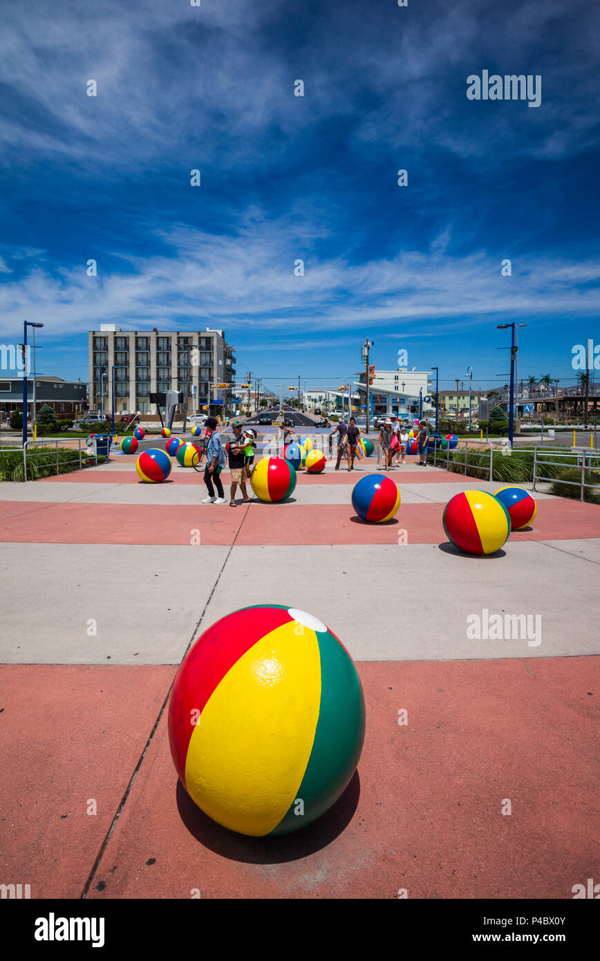 USA, New Jersey, Jersey Shore, Wildwoods, Wildwoods Willkommen Zeichen beachballs Stockfoto