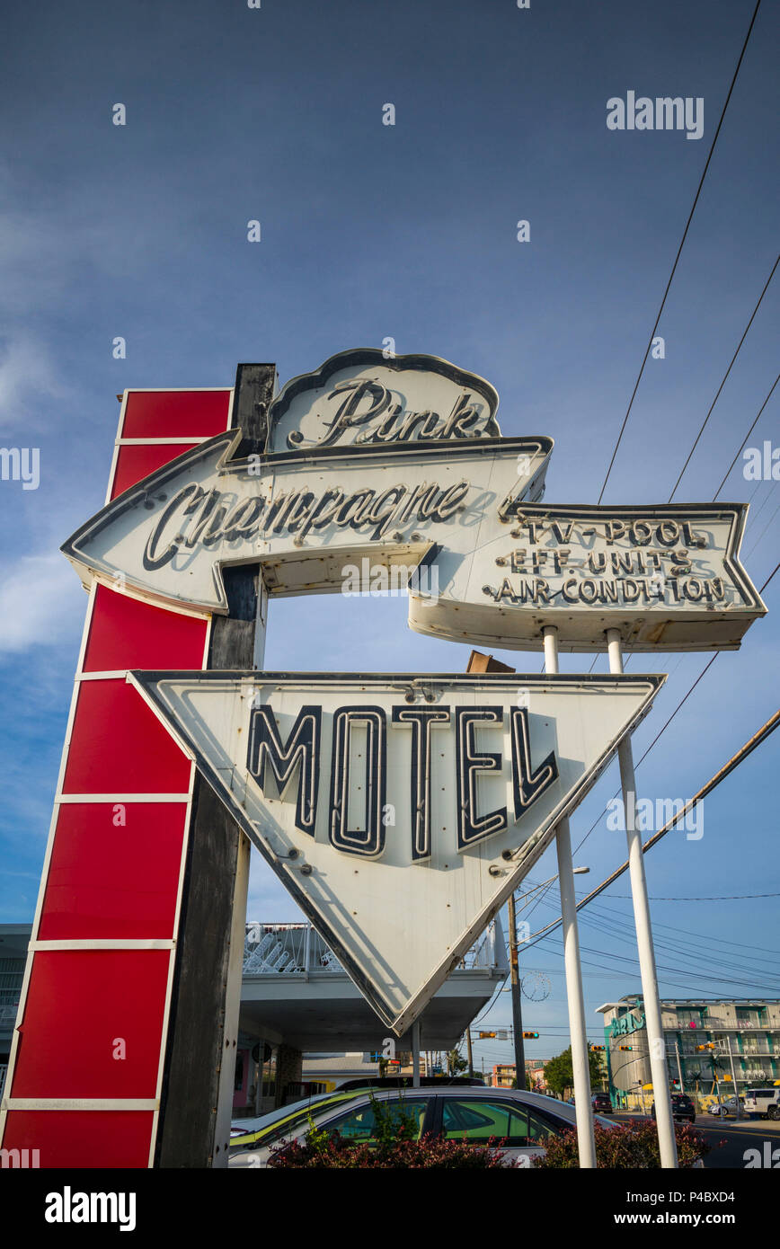 USA, New Jersey, Jersey Shore, Wildwoods, 1950s-era Doo-Wop Architektur, rosa Champagner Motel, Leuchtreklame Stockfoto