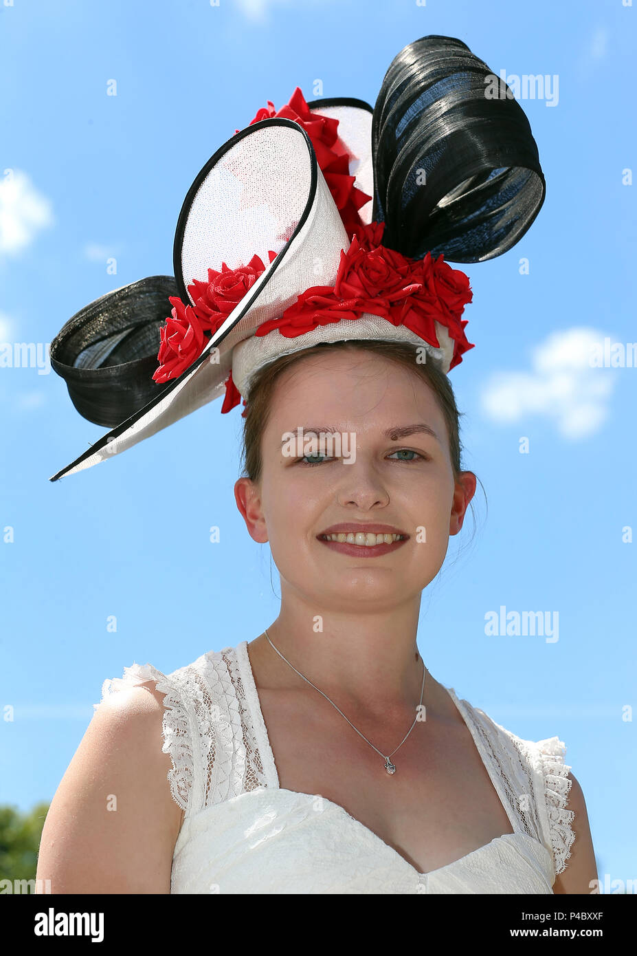 Zoe Willis Posen für Fotos auf drei von Royal Ascot Hotel in Ascot Pferderennbahn. Stockfoto