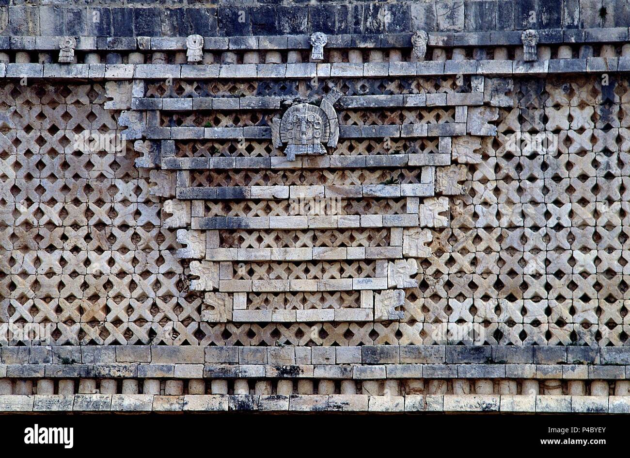 CUADRANGULO MONJAS - EDIFICIO ESTE - FRISO ENTLASTEN DE SERPIENTE. Lage: CUADRANGULO DE LAS MONJAS, Uxmal, CIUDAD DE MEXICO. Stockfoto