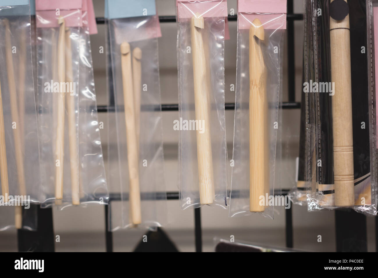 Packung mit Stricken stick Anzeige im Shop Stockfoto