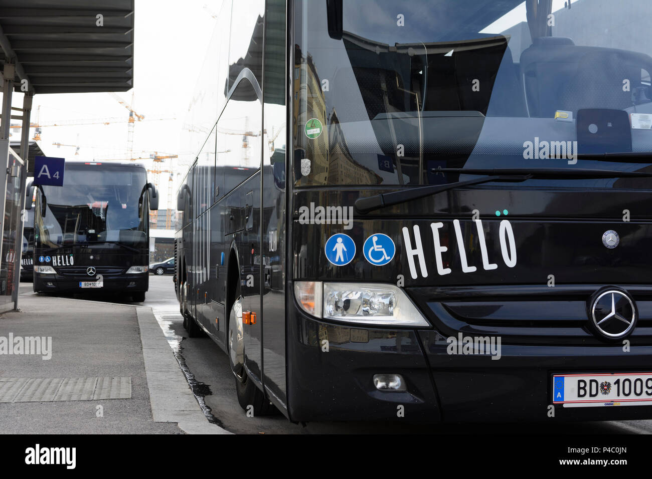 Wien, 'Hellö' Long Distance Bus der ÖBB Österreichische Bundesbahnen am Busbahnhof, 04. Wieden, Wien, Österreich Stockfoto