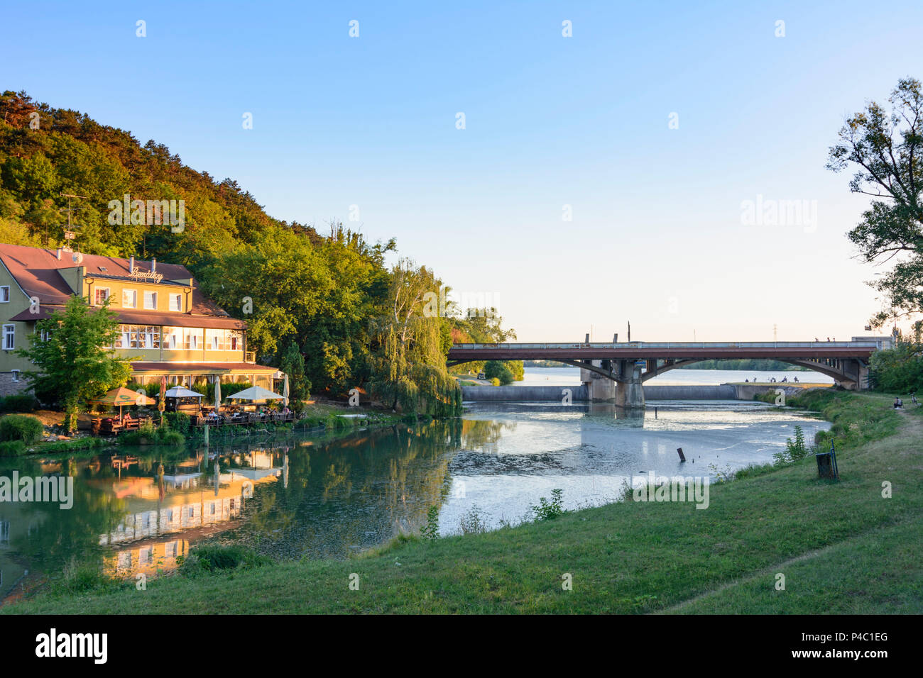 Piestany (pistyan), Fluss Waag (Vah), Brücke, Restaurant, Slowakei Stockfoto