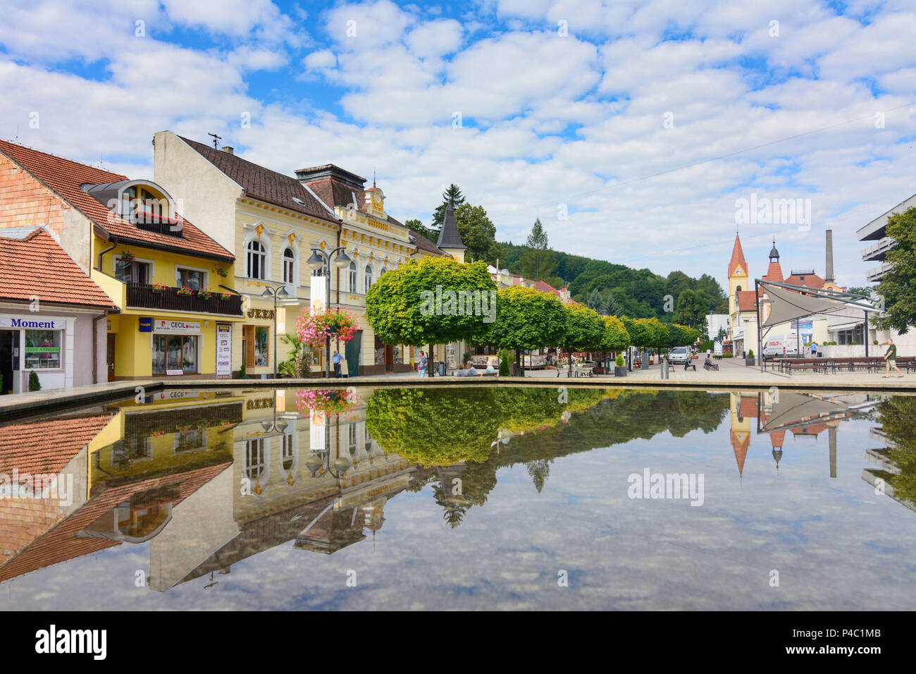 Trencianske Teplice (trentschinteplitz), Spa Promenade Kupelna, Spiegel effekt im Becken, in der Slowakei Stockfoto