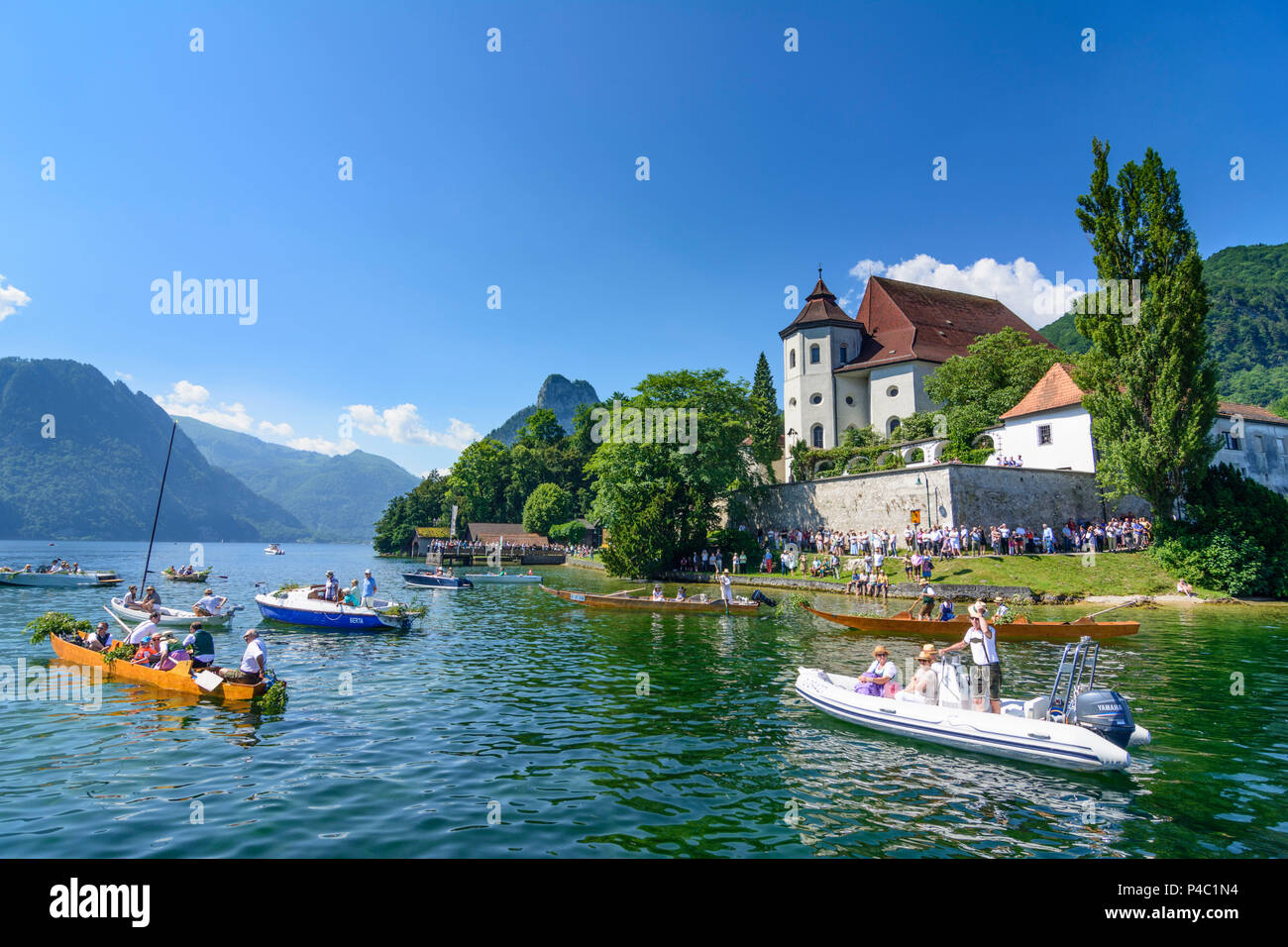 Traunkirchen, Blick vom Schiff auf den Traunsee in Corpus Christi ...