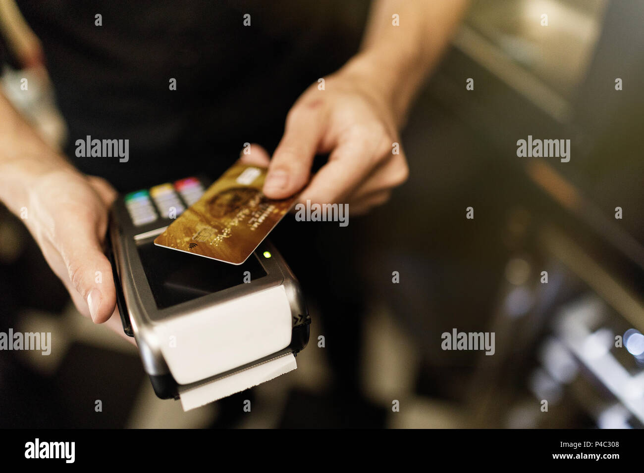 Hand des Kunden bezahlen mit kontaktlosen Kreditkarte mit NFC-te Stockfoto