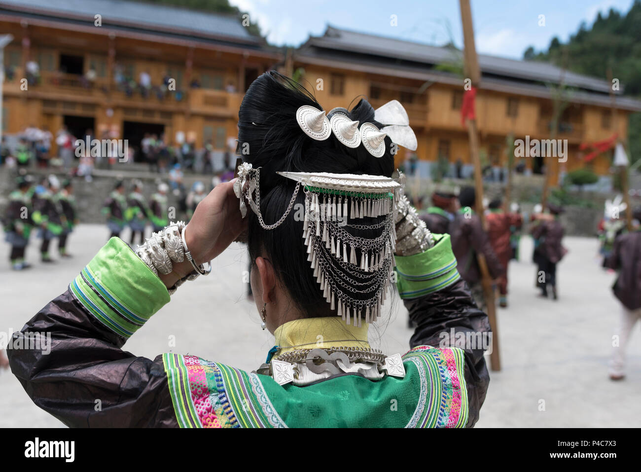 Die Tänzer tragen silbernes Haar Stück & Silber Halsketten, Xiaoao Miao ethnische Minderheit Dorf, Provinz Guizhou, China Stockfoto