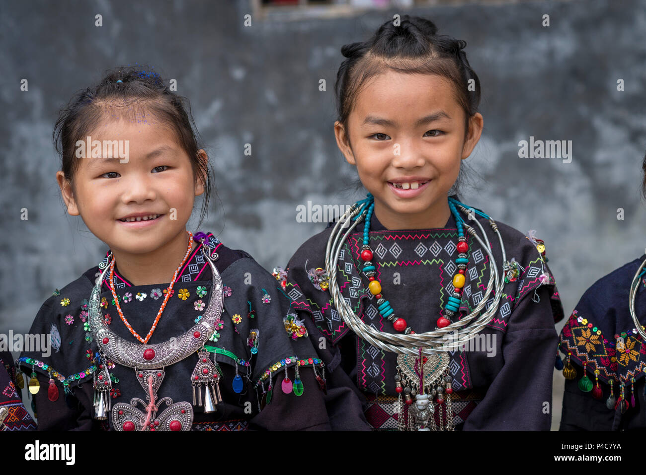 Junge Mädchen in schweren silbernen Ketten gekleidet, Yao ethnische Minderheit Dorf Maolan Lu, Libo, Provinz Guizhou, China Stockfoto