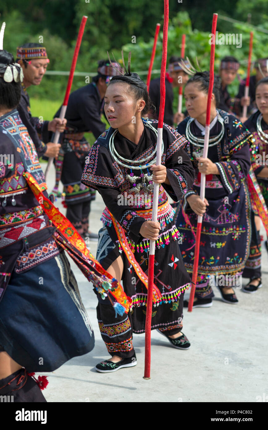 Frau führen eine Jagd Tanz, Yao ethnische Minderheit Dorf Maolan Lu, Provinz Guizhou, China Stockfoto