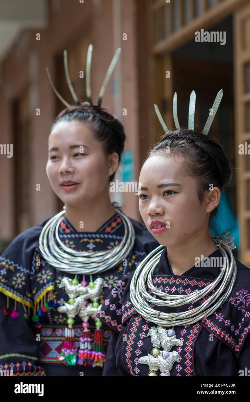 Jugendlich Mädchen gekleidet tragen schwere silberne Halsketten, Yao ethnische Minderheit Dorf Maolan Lu, Libo, Provinz Guizhou, China Stockfoto