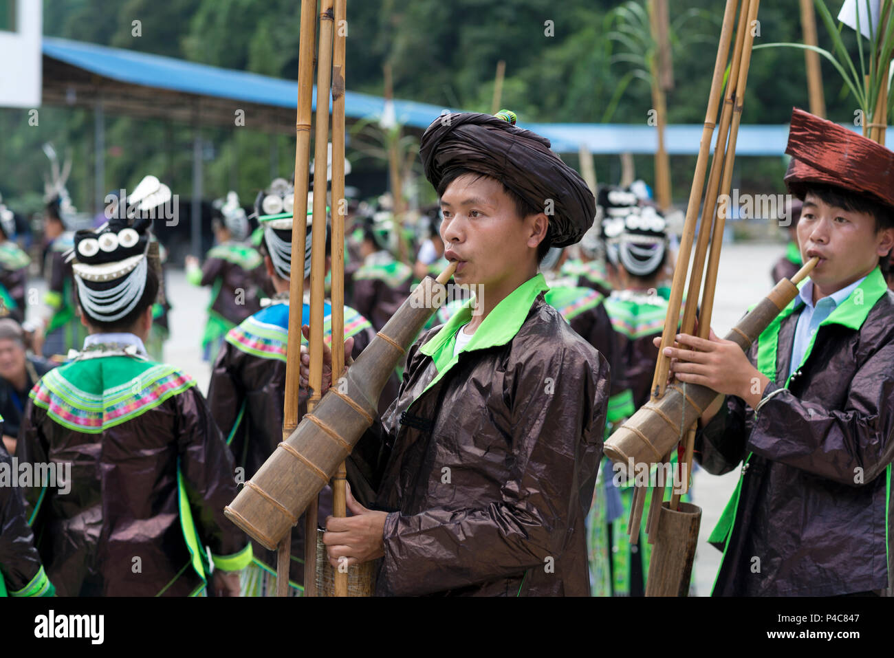 Musiker spielen Bambus wind Instrumente zur Feier, Xiaoao Miao ethnischen Dorf, Provinz Guizhou, China Stockfoto